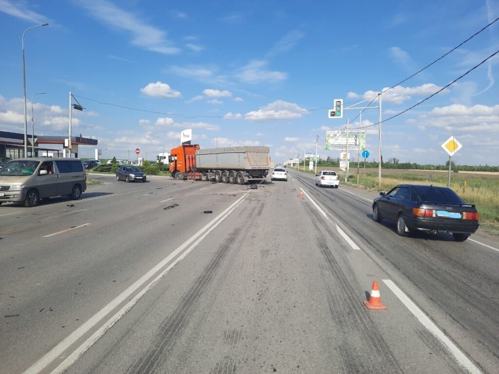 &#171;Не справился с управлением&#187;: молодой водитель &#171;Лады&#187; едва не погиб при въезде в Шахты