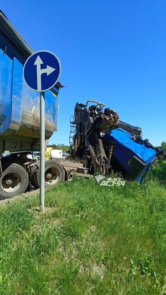 Отбросило в «спальник»: под Новосибирском водитель тягача уснул за рулем и едва не погиб