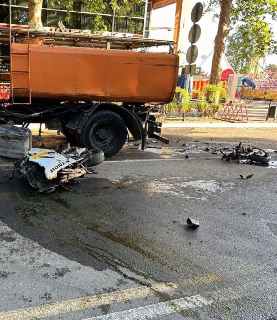 В Анапе мотоцикл разорвало на части от столкновения с поливальной машиной