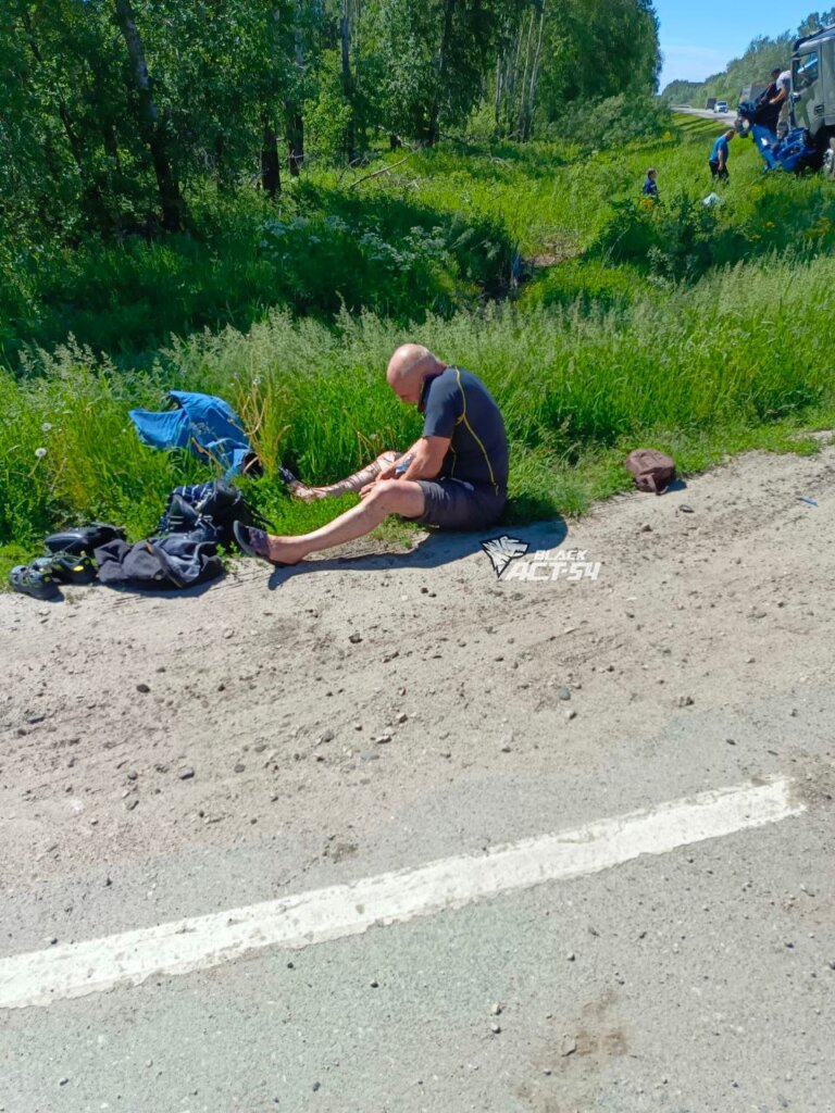 Отбросило в «спальник»: под Новосибирском водитель тягача уснул за рулем и едва не погиб