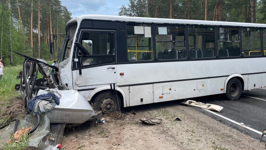 Легковой автомобиль смяло от столкновения с автобусом под Чебоксарами: погибли 3 человека