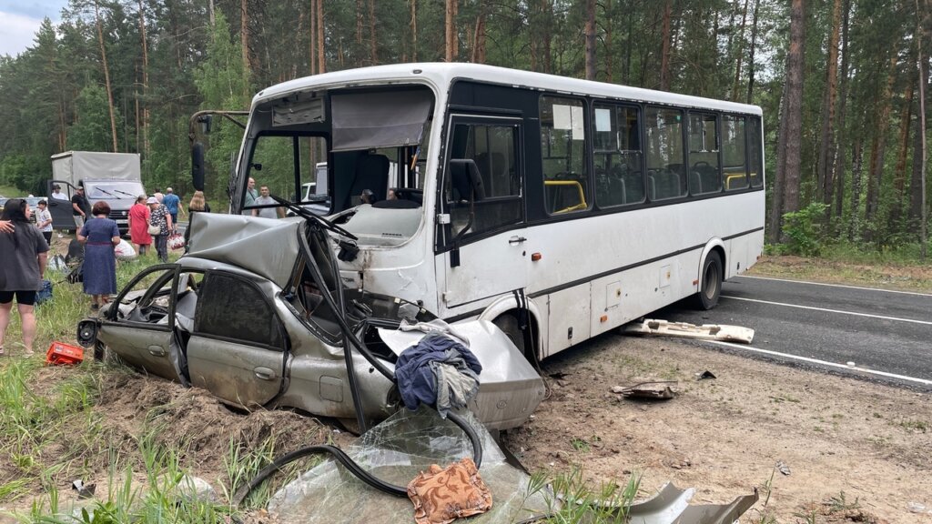 Легковой автомобиль смяло от столкновения с автобусом под Чебоксарами: погибли 3 человека