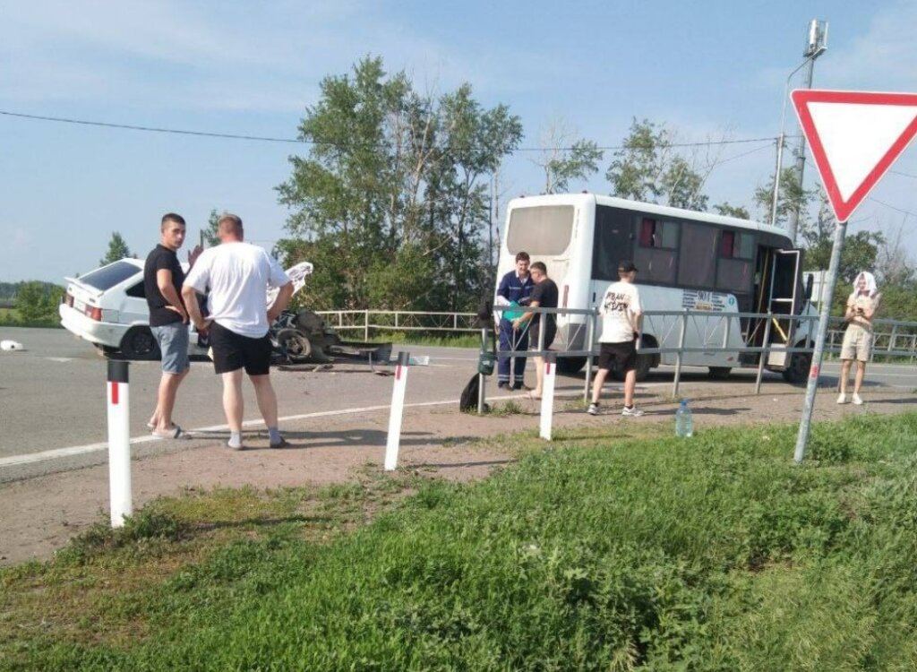 &#171;Неудачный маневр&#187;: &#171;Лада&#187; столкнулась с автобусом под Омском