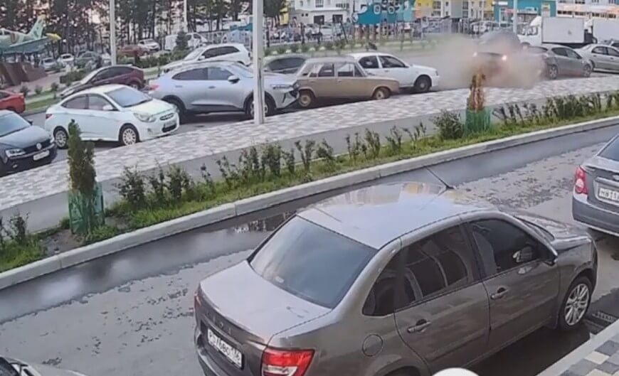 Побоище в одном из дворов Воронежа: BMW врезался в несколько припаркованных автомобилей