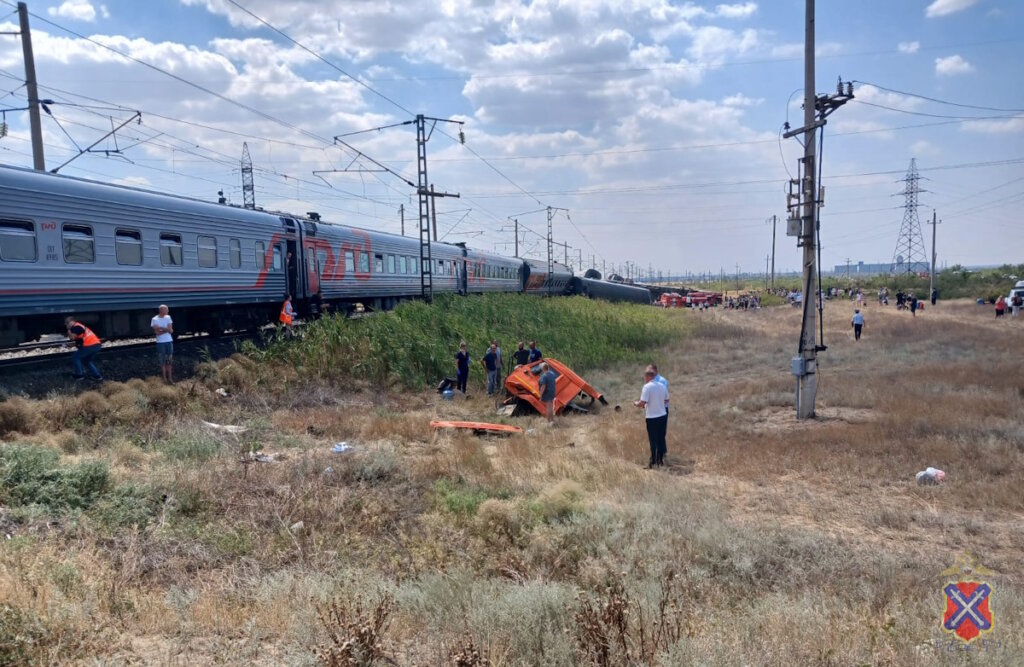 Автокатастрофа на железнодорожном переезде в Волгоградской области: пострадали десятки людей