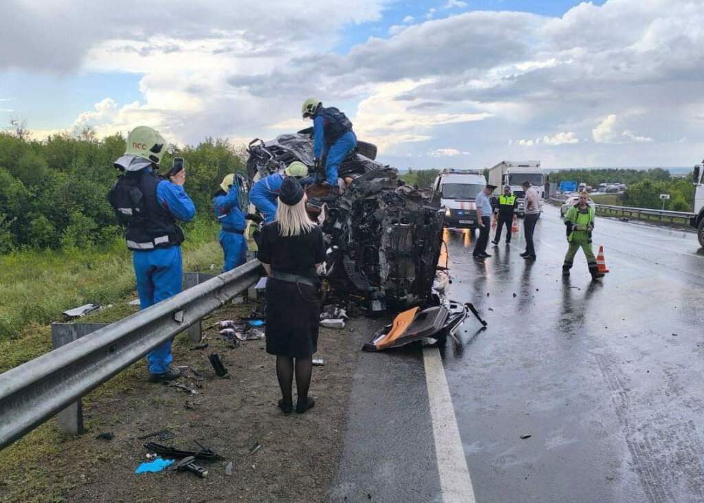 Под Самарой прицеп грузовика раздавил внедорожник: погибли мужчина и ребенок