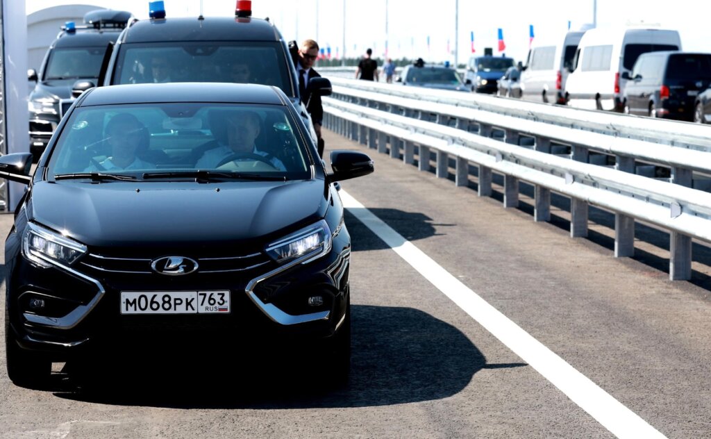 Владимир Путин приехал на открытие трассы М-11 на автомобиле Lada Aura