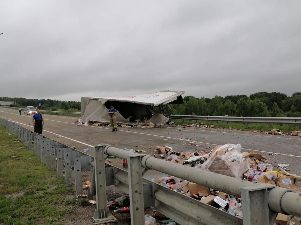 В Приморье пьяный водитель столкнул фуру с моста: погибли два человека