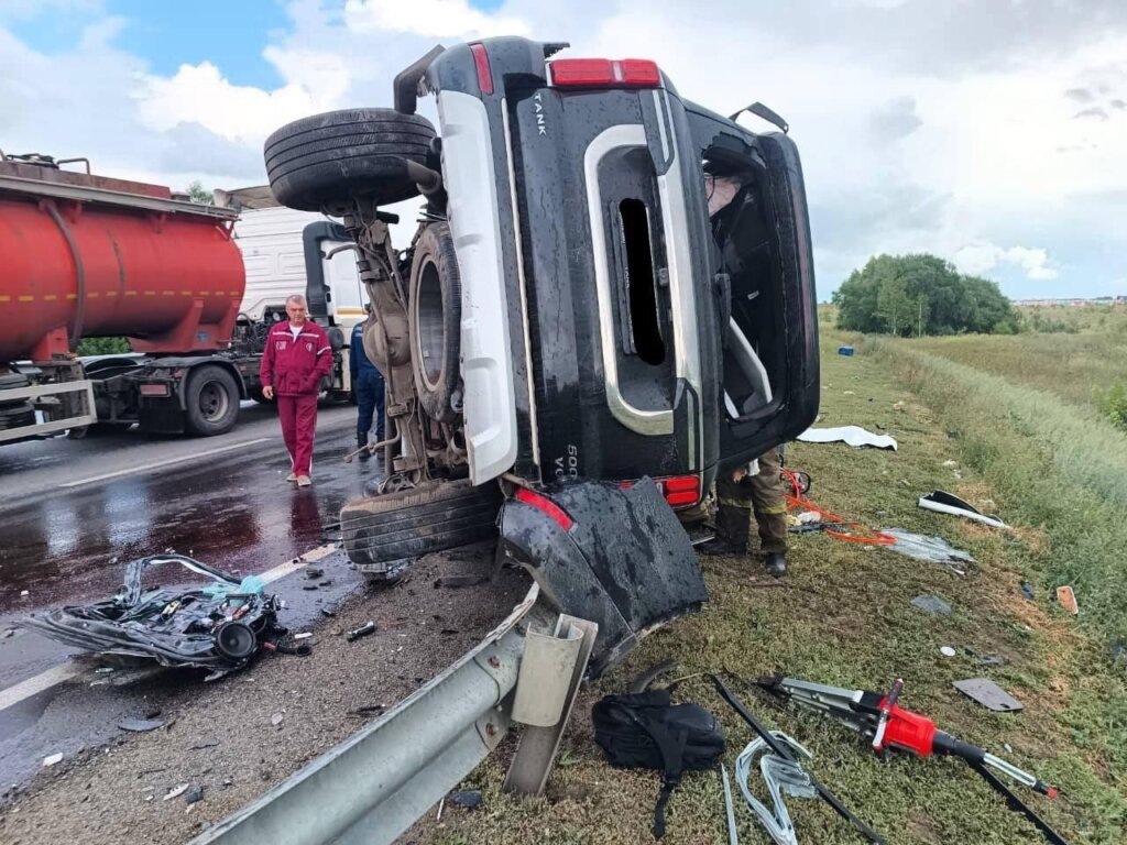 Под Самарой прицеп грузовика раздавил внедорожник: погибли мужчина и ребенок