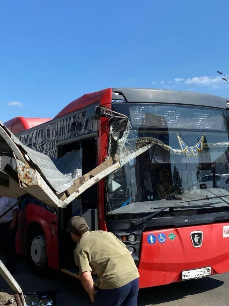 В Казани автобус врезался в остановку, избегая наезда на пешехода