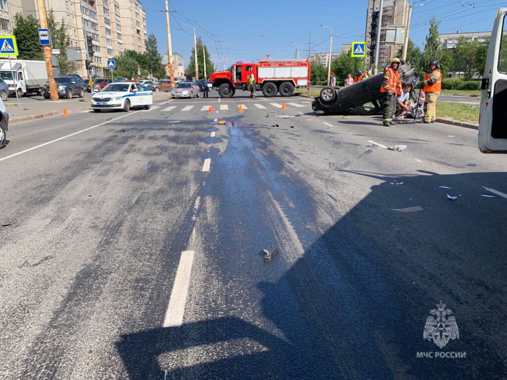 Infiniti влетел в остановку с людьми в результате ДТП в Петрозаводске