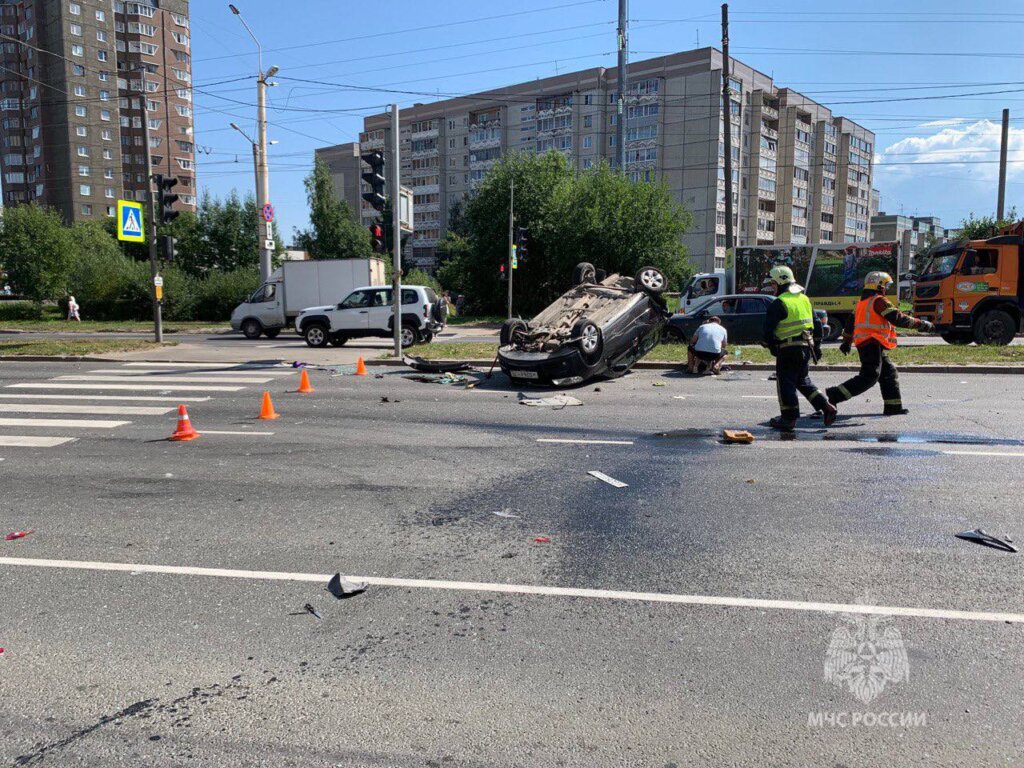 Infiniti влетел в остановку с людьми в результате ДТП в Петрозаводске