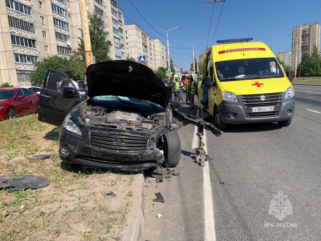 Infiniti влетел в остановку с людьми в результате ДТП в Петрозаводске