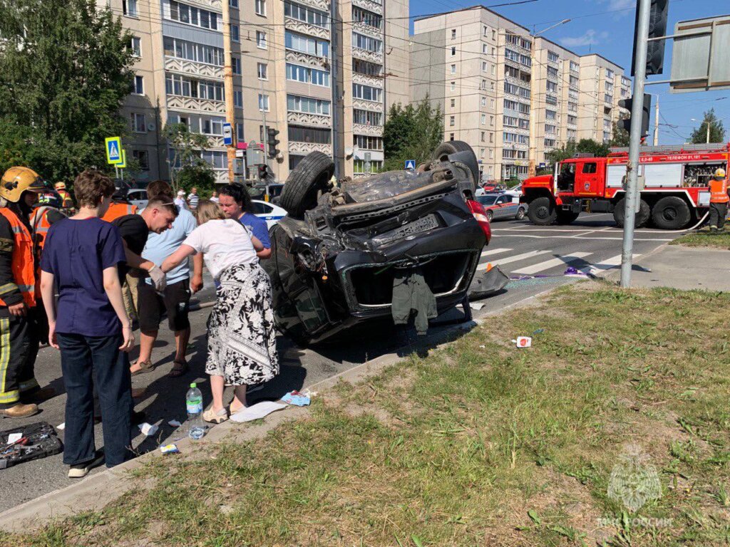 Infiniti влетел в остановку с людьми в результате ДТП в Петрозаводске