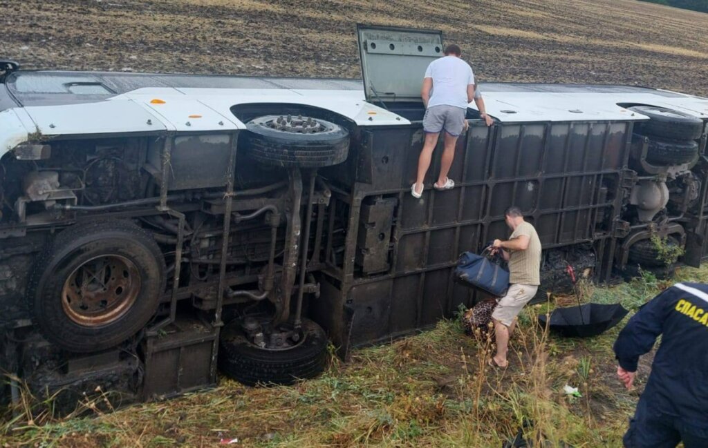 Момент ДТП с автобусом на Кубани попал в объектив видеорегистратора