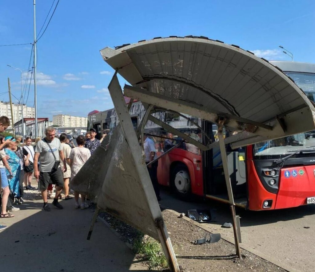 В Казани автобус врезался в остановку, избегая наезда на пешехода