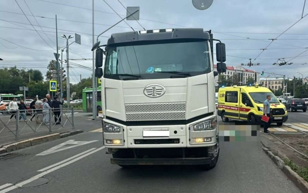 Подросток на электросамокате попал под колеса грузовика в Казани