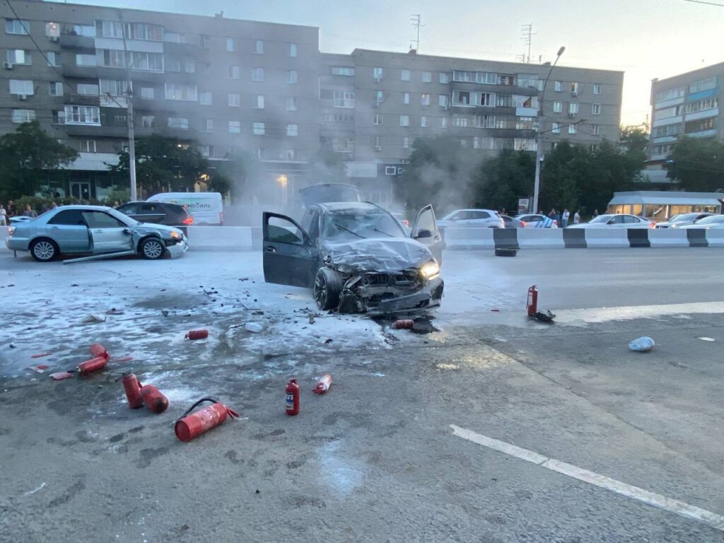 В Новосибирске лихач на BMW X5 врезался в несколько припаркованных автомобилей