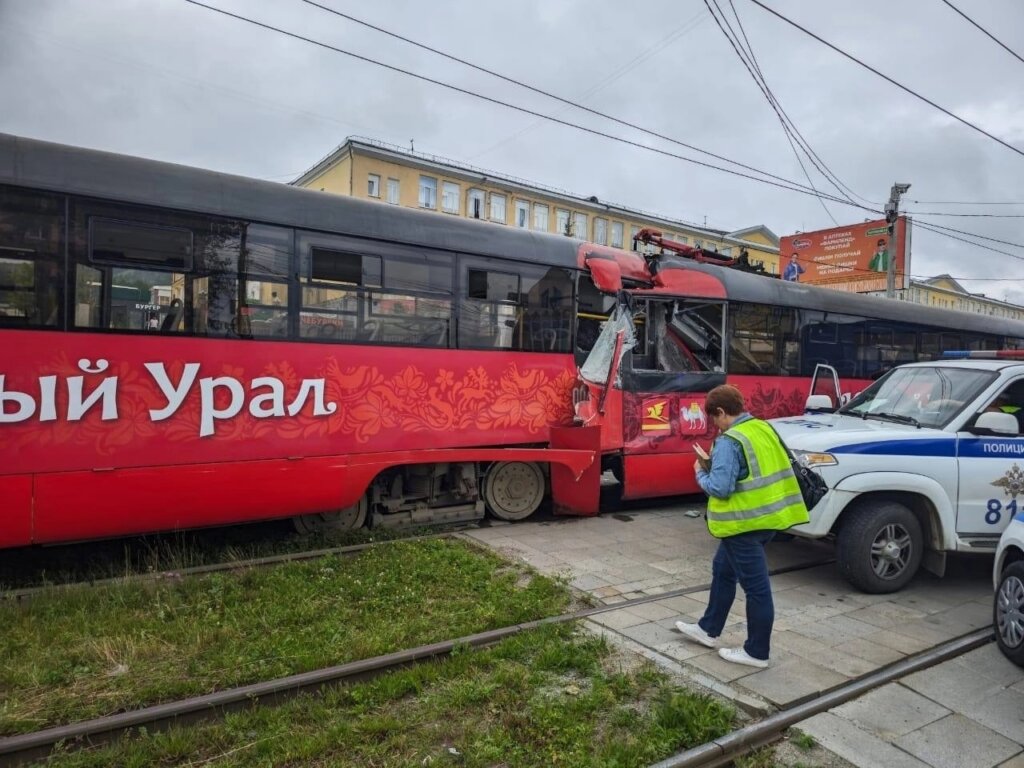 Два трамвая столкнулись днём в Златоусте: погибла пожилая женщина