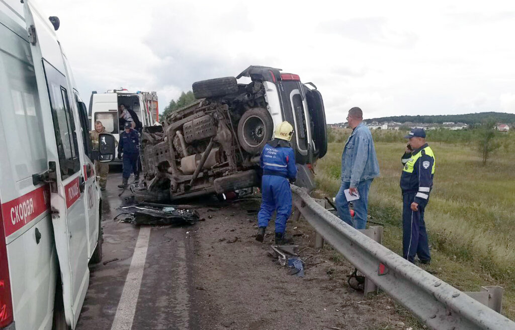 Под Самарой прицеп грузовика раздавил внедорожник: погибли мужчина и ребенок