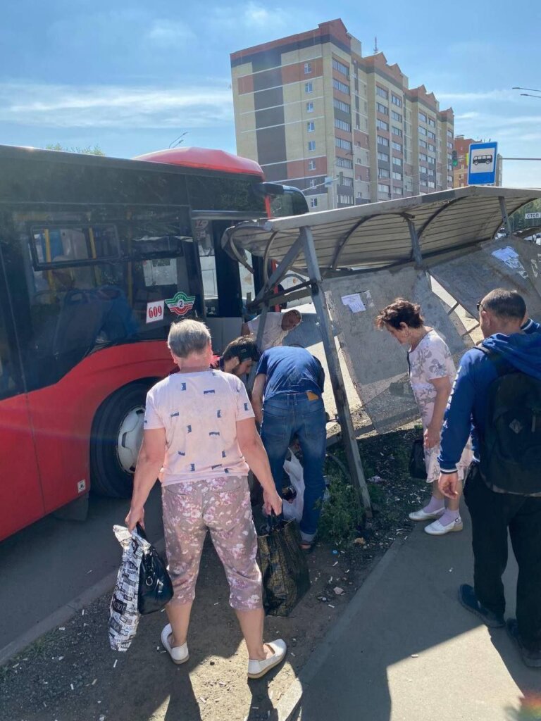 В Казани автобус врезался в остановку, избегая наезда на пешехода