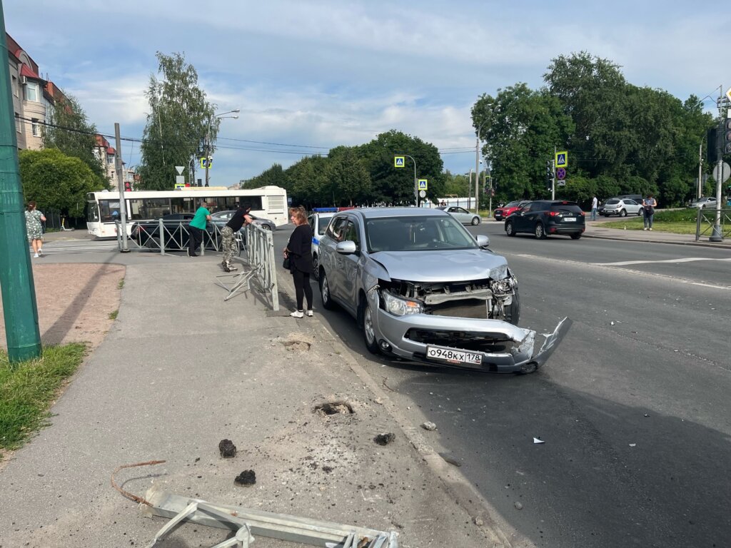 В Петербурге в результате ДТП микроавтобус вылетел с дороги и сбил пешехода