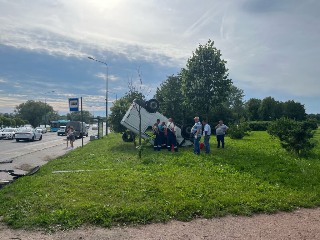 В Петербурге в результате ДТП микроавтобус вылетел с дороги и сбил пешехода