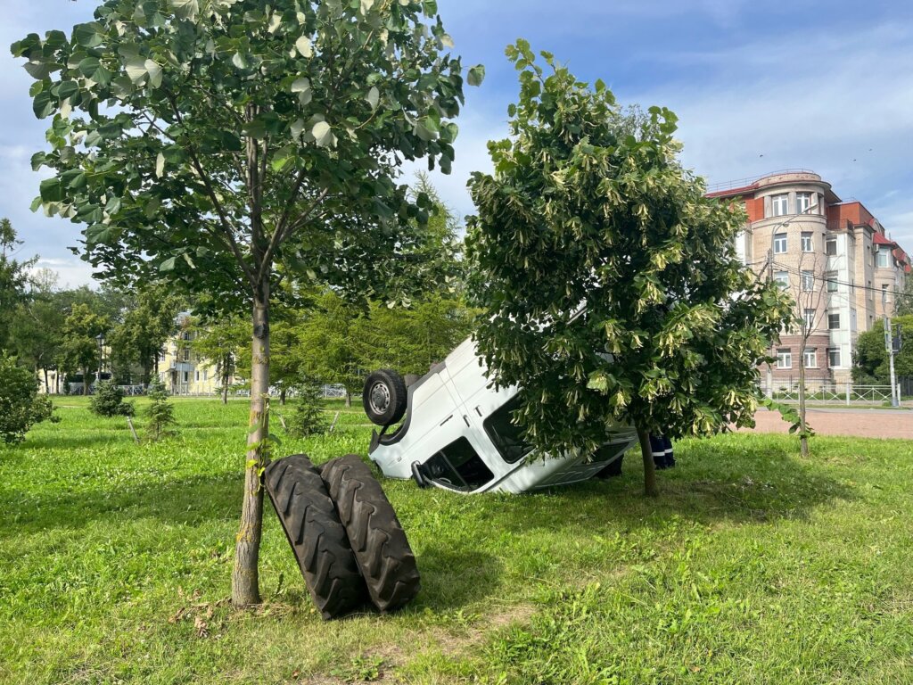 В Петербурге в результате ДТП микроавтобус вылетел с дороги и сбил пешехода