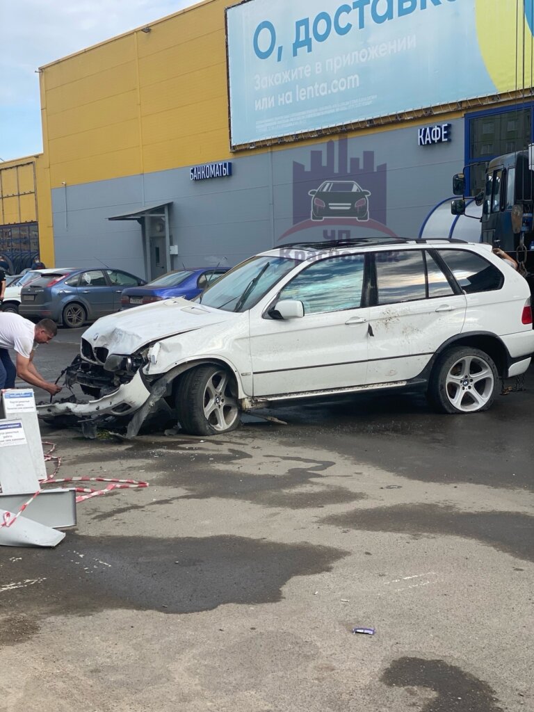 В Красноярске пьяный водитель на BMW врезался в стену гипермаркета &#171;Лента&#187;