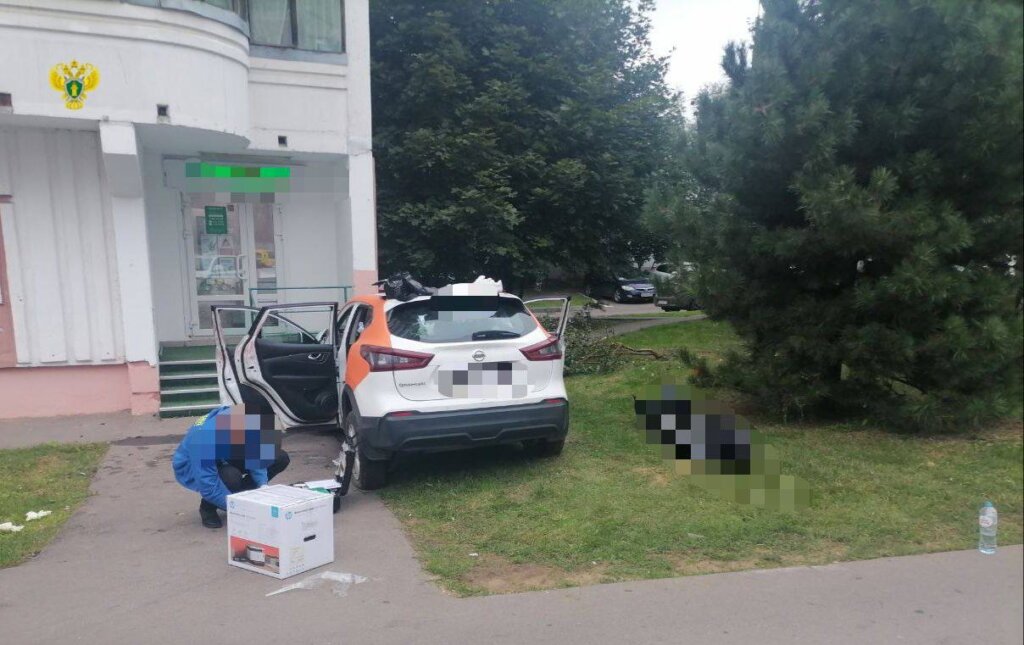 В Москве подростки на каршеринговом автомобиле врезались в дом при попытке скрыться от сотрудников ДПС