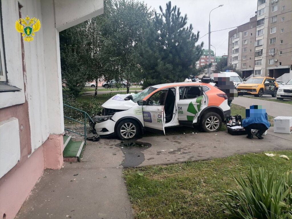 В Москве подростки на каршеринговом автомобиле врезались в дом при попытке скрыться от сотрудников ДПС