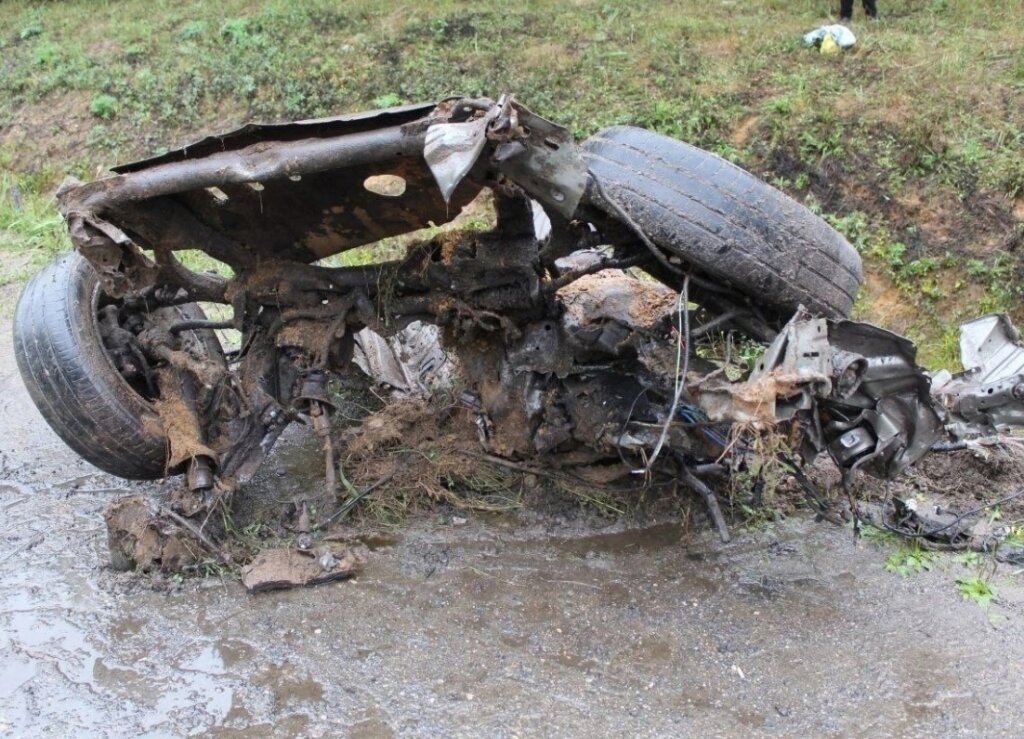 &#171;Хонду&#187; разорвало на части от столкновения с автобусом в Вологодской области