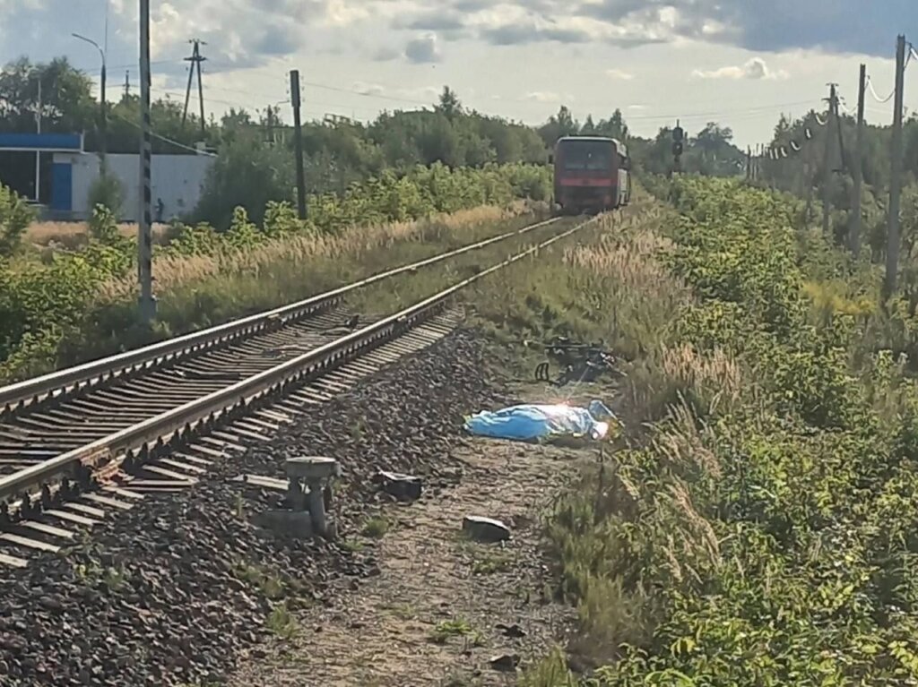 В Нижегородской области мотоциклист пытался проскочить железнодорожный переезд и погиб