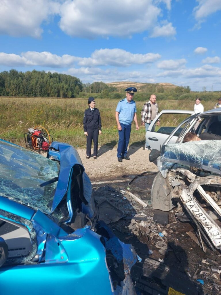 &#171;Женщина выехала на встречную полосу&#187;: трое погибли в лобовом столкновении автомобилей во Владимирской области