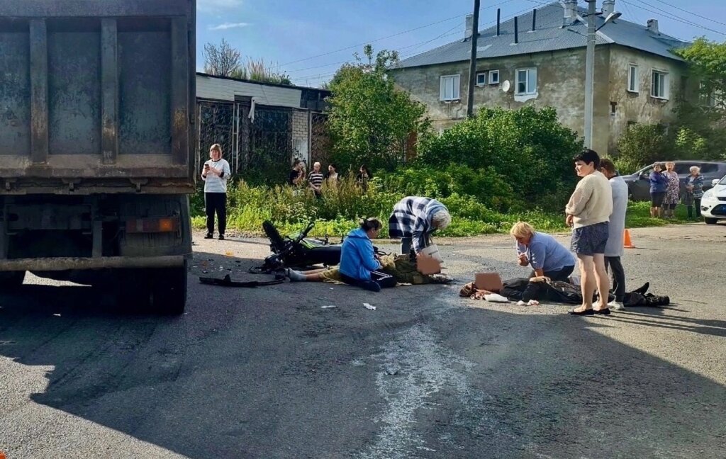 В Ивановской области водитель самосвала не уступил дорогу мотоциклу: погибли двое подростков