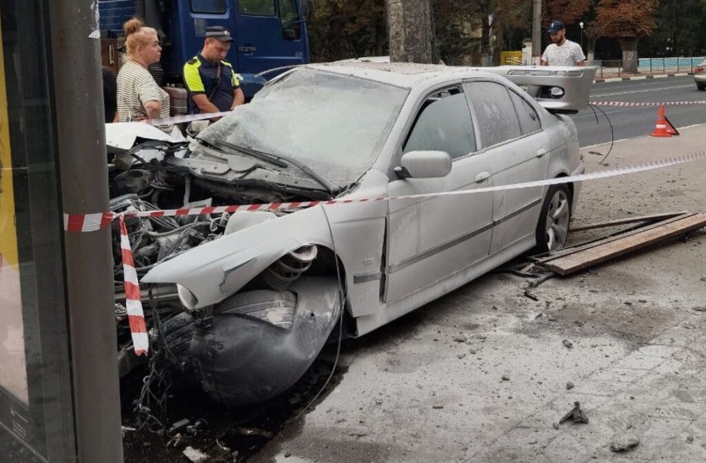 &#171;Стрелка спидометра застыла на отметке 170 км/ч&#187;: BMW врезался в столб и остановку в Симферополе