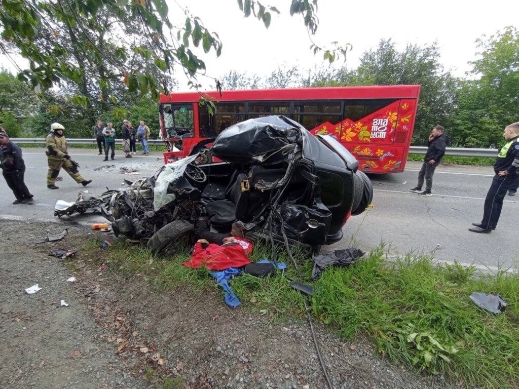 В Златоусте начинающий водитель врезался во встречный автобус и погиб