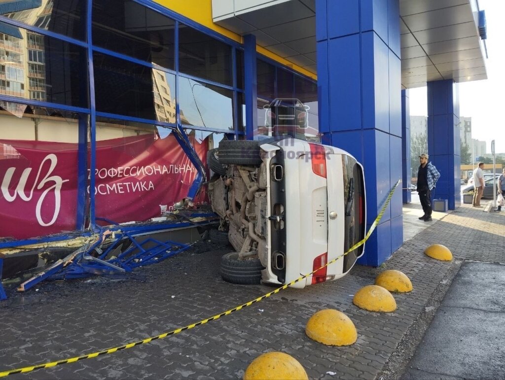 В Красноярске пьяный водитель на BMW врезался в стену гипермаркета &#171;Лента&#187;