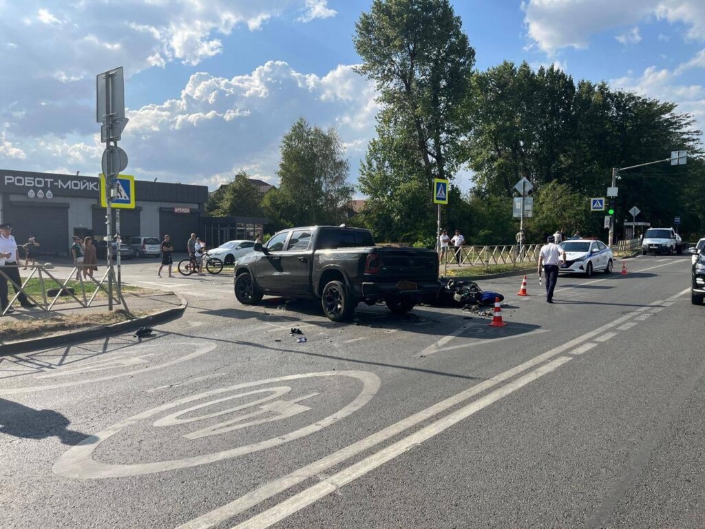 Камера запечатлела момент ДТП с мотоциклом в Краснодаре: двое погибли