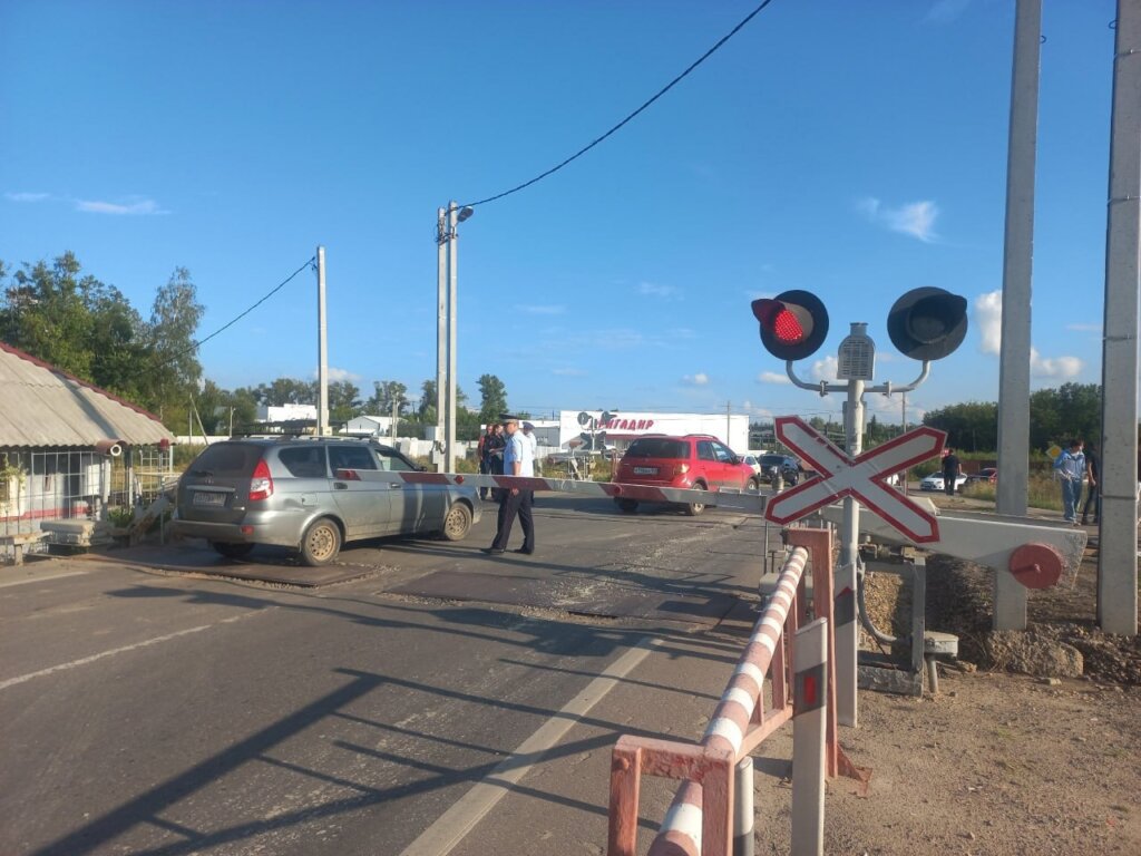 В Нижегородской области мотоциклист пытался проскочить железнодорожный переезд и погиб