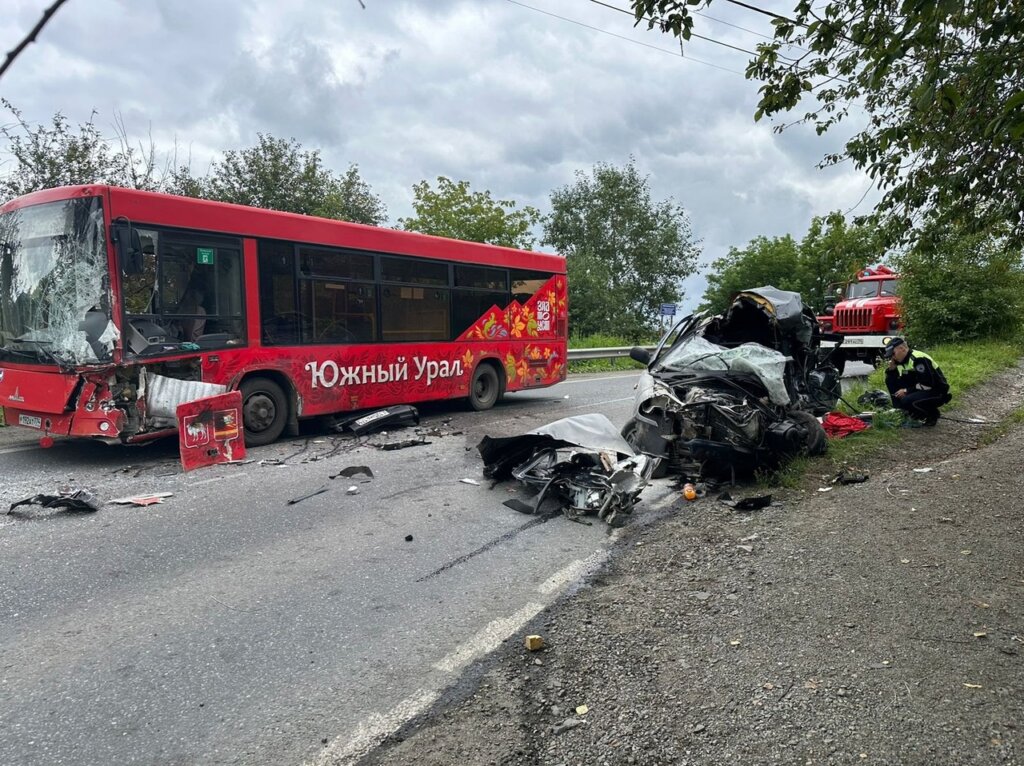 В Златоусте начинающий водитель врезался во встречный автобус и погиб