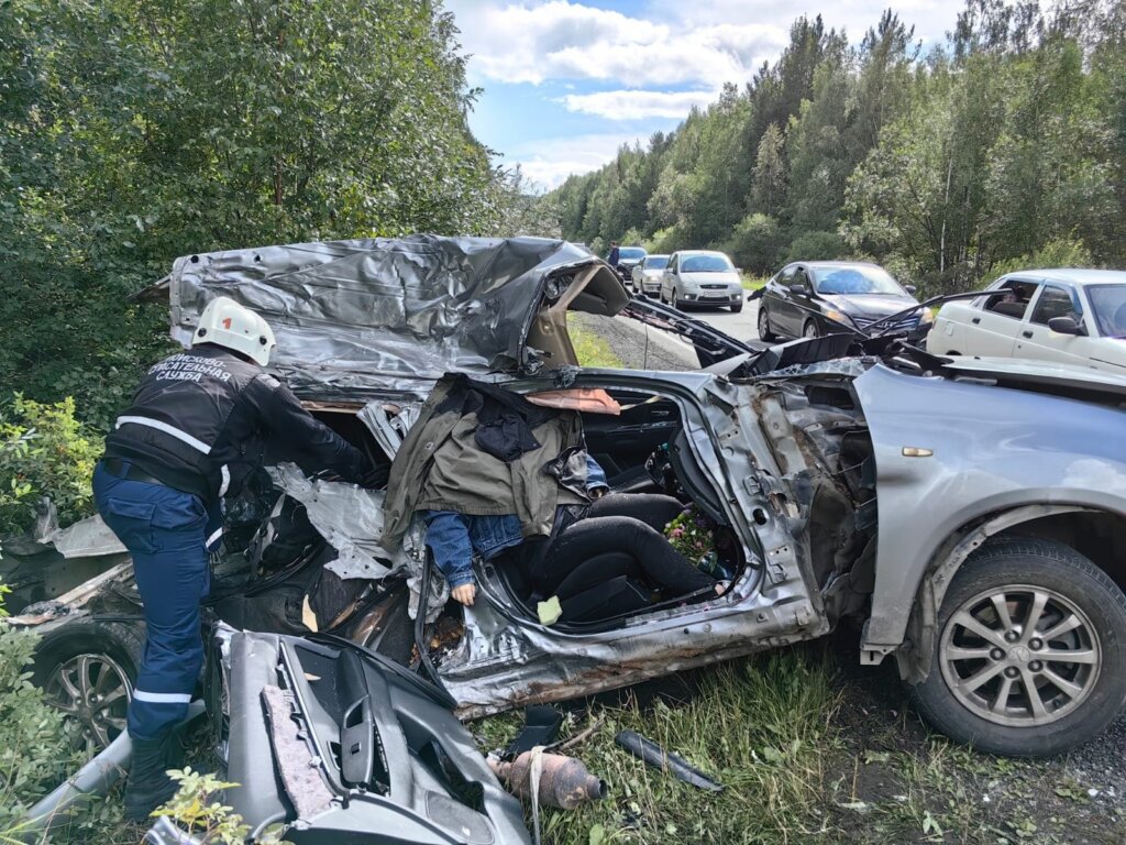 &#171;Погибла в свой день рождения&#187;: Mitsubishi разорвало на части в результате ДТП в Нижнем Тагиле