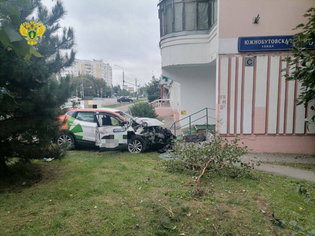 В Москве подростки на каршеринговом автомобиле врезались в дом при попытке скрыться от сотрудников ДПС