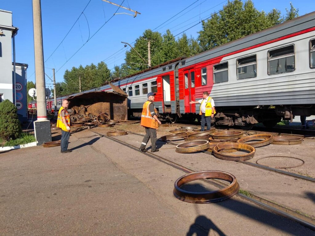 Грузовой автомобиль и электропоезд столкнулись возле станции Броневая в Петербурге