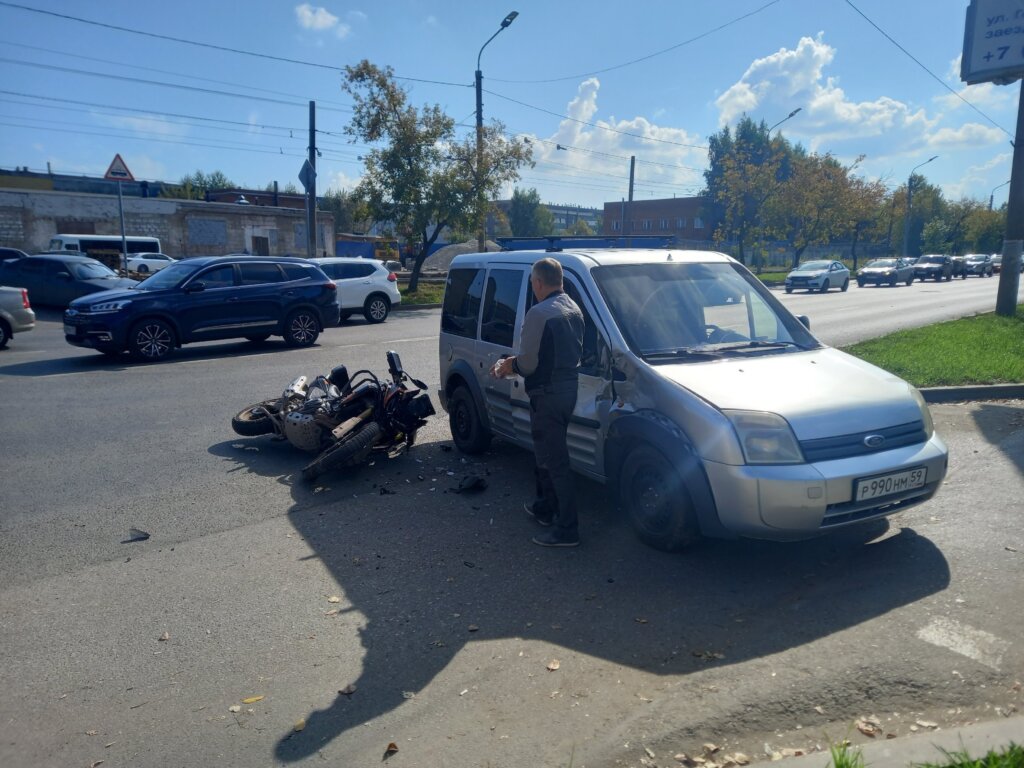 &#171;Госпитализировали в тяжелом состоянии&#187;: мотоцикл и автомобиль столкнулись на улице Куйбышева в Перми