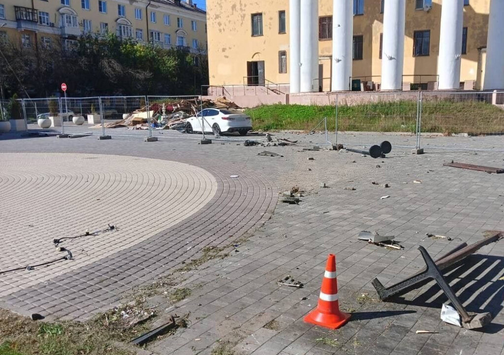 В Подмосковье водитель легковушки уснул за рулем и снёс лавочку с людьми