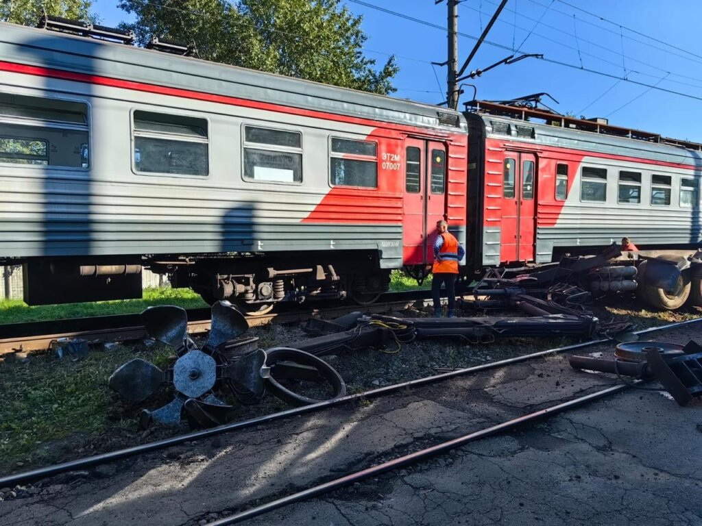 Грузовой автомобиль и электропоезд столкнулись возле станции Броневая в Петербурге