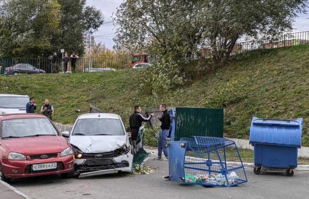 В Чебоксарах водитель пытался уйти от столкновения с самосвалом и вылетел с дороги