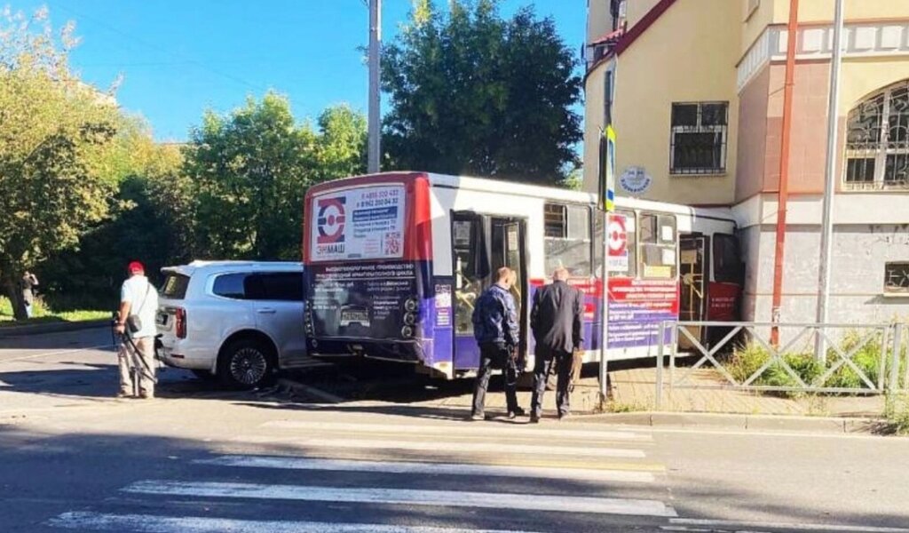 В Рыбинске женщина-депутат на &#171;Танке&#187; протаранила автобус: пострадали 10 человек