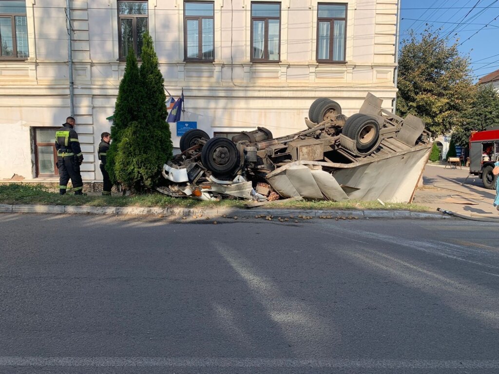 В Тарусе водитель не вписался в поворот и опрокинул фургон